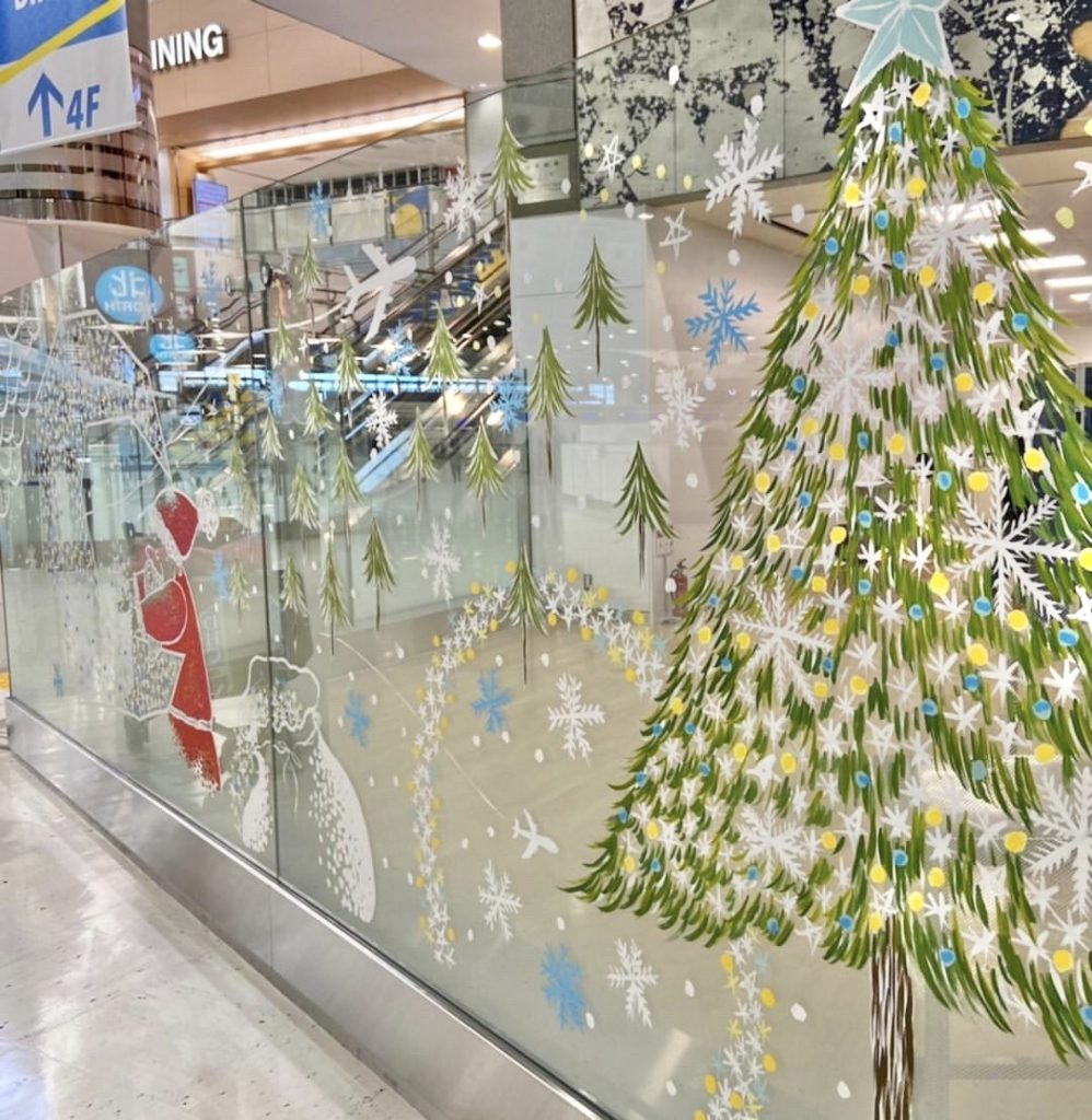 イラストレーター 田槙 奈緒さん 成田国際空港 第2ターミナルのガラスに 80ｍの クリスマスペイント 松本光代のリポートblog